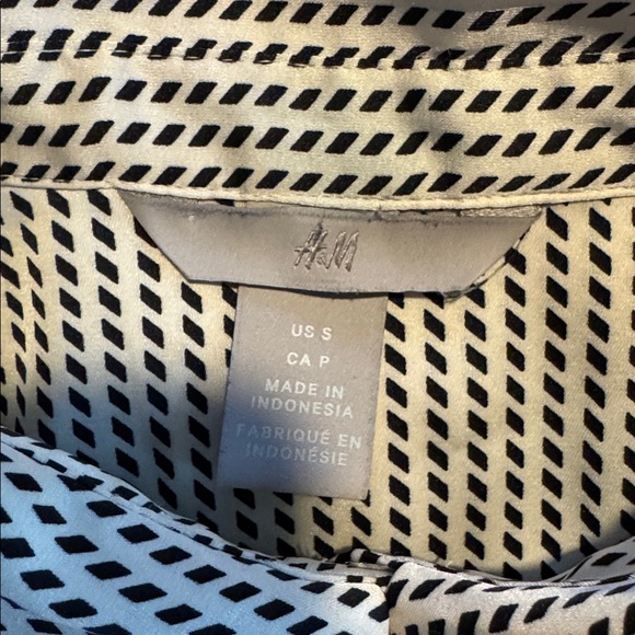 💜3/$12💜 H&M Monochrome Geometric Shirt - Picture 4 of 5